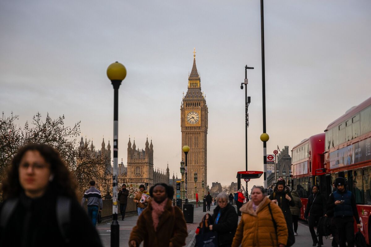 Chi phí cao ở Anh đang đẩy người dân không hoạt động trở lại lực lượng lao động