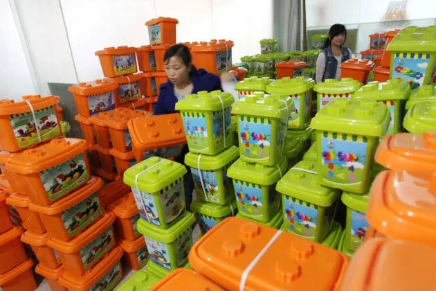 Vendors prepare discounted stock ahead of Single's Day, in Wenzhou, China, on Nov. 5, 2014