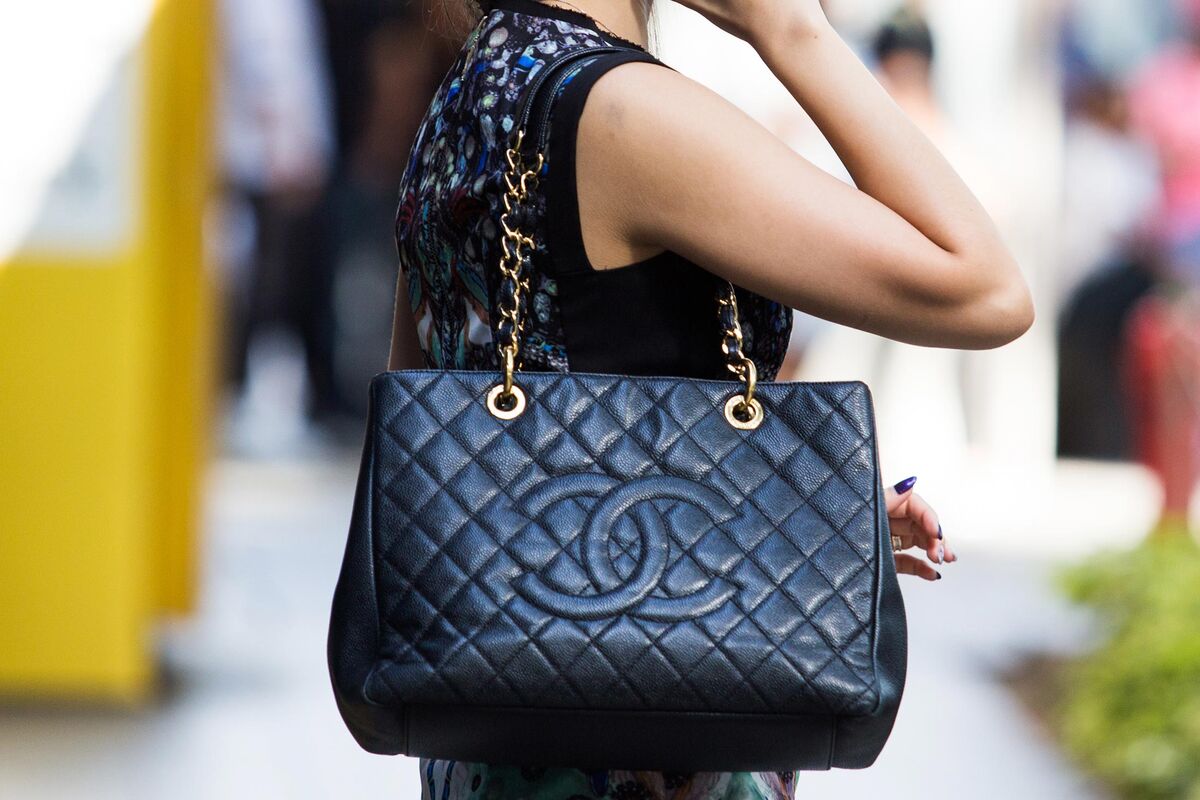 Dozens of fake designer purse vendors selling knock-offs to NYC holiday  shoppers