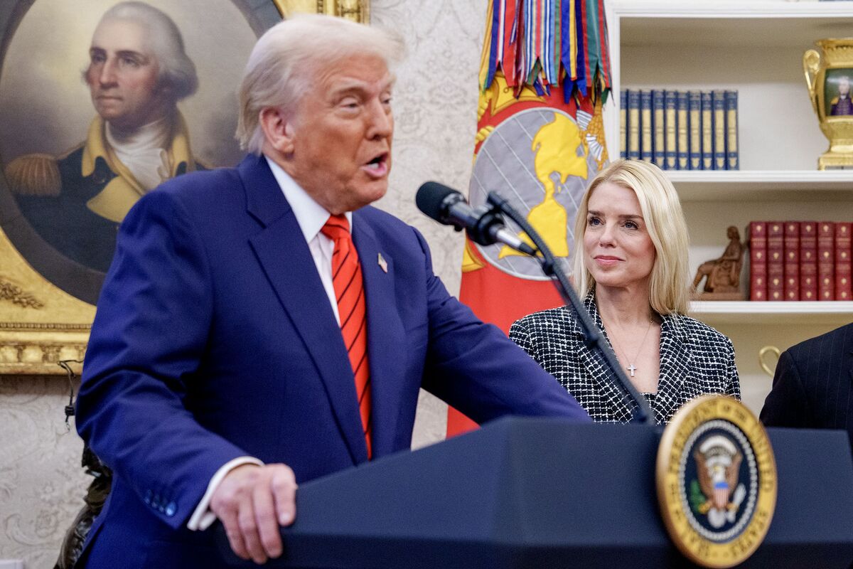 
                            Inside Trump’s Retribution Campaign Targeting Comey, James, Bolton