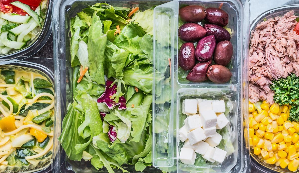 Салат овощной в контейнере. Салаты в лотках. Школьный салат в пластике. Пластик в еде. Овощи после родов