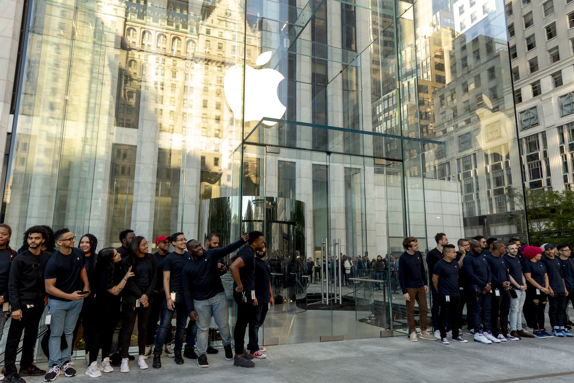 Apple Stores to Reinstate Mask Mandates and Limit Occupancy (AAPL) -  Bloomberg