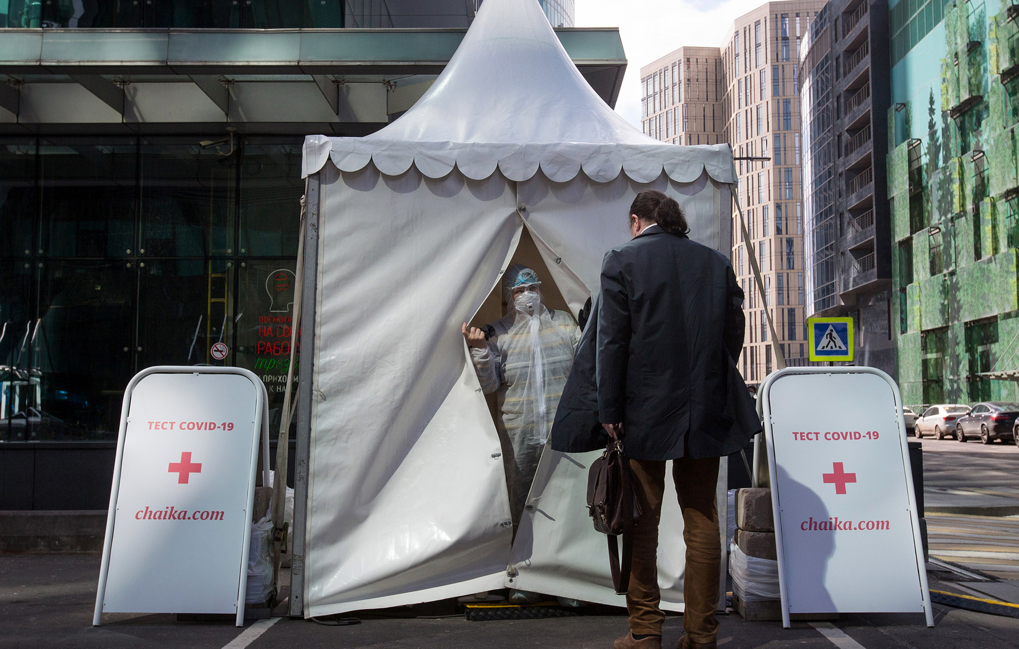 A medical worker&nbsp;speaks with a visitor at a mobile covid-19 sample-collection site&nbsp;in Moscow on&nbsp;April 28.