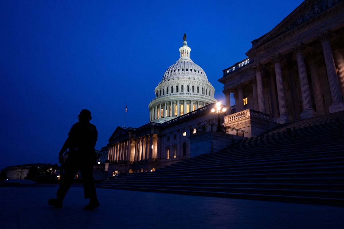 US Begins Government Shutdown With Trump, Democrats at Impasse