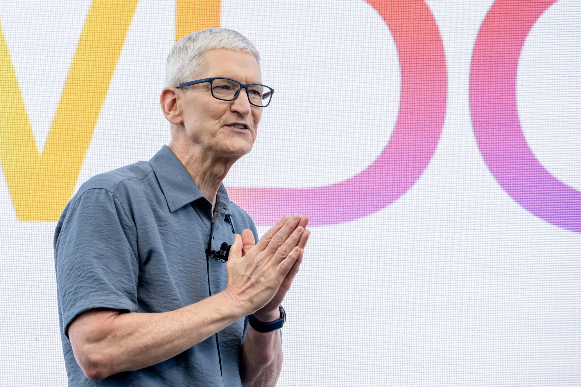 Apple CEO Tim Cook Tells Staff AI Is 'Ours to Grab' in Pep Talk - Bloomberg