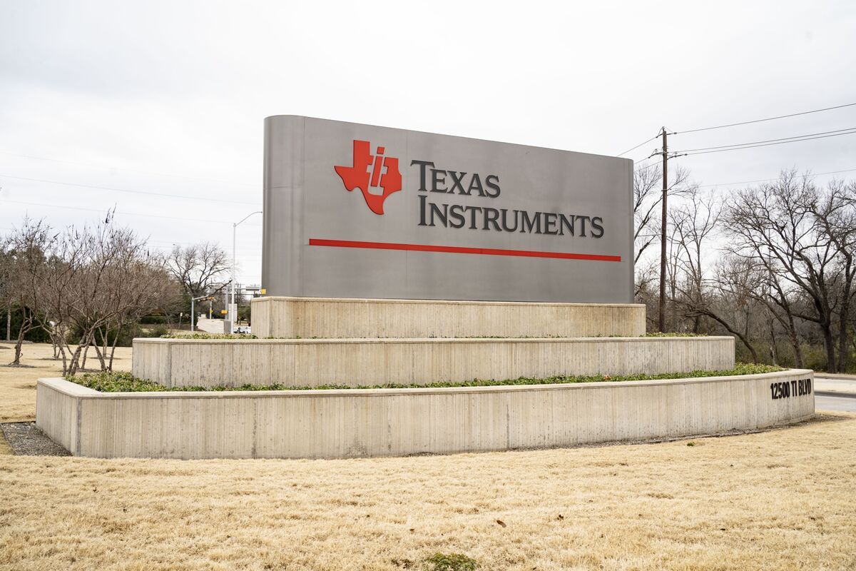Texas Instruments reports Q2 revenue down 16% YoY to $3.82B and forecasts Q3 revenue in line with analysts' estimates of $4.14B, easing fears of a chip downturn (Ian King/Bloomberg)