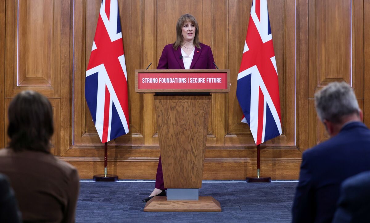 GBP giảm, trái phiếu chính phủ Anh tăng khi Bộ trưởng Tài chính phát biểu trước kế hoạch ngân sách