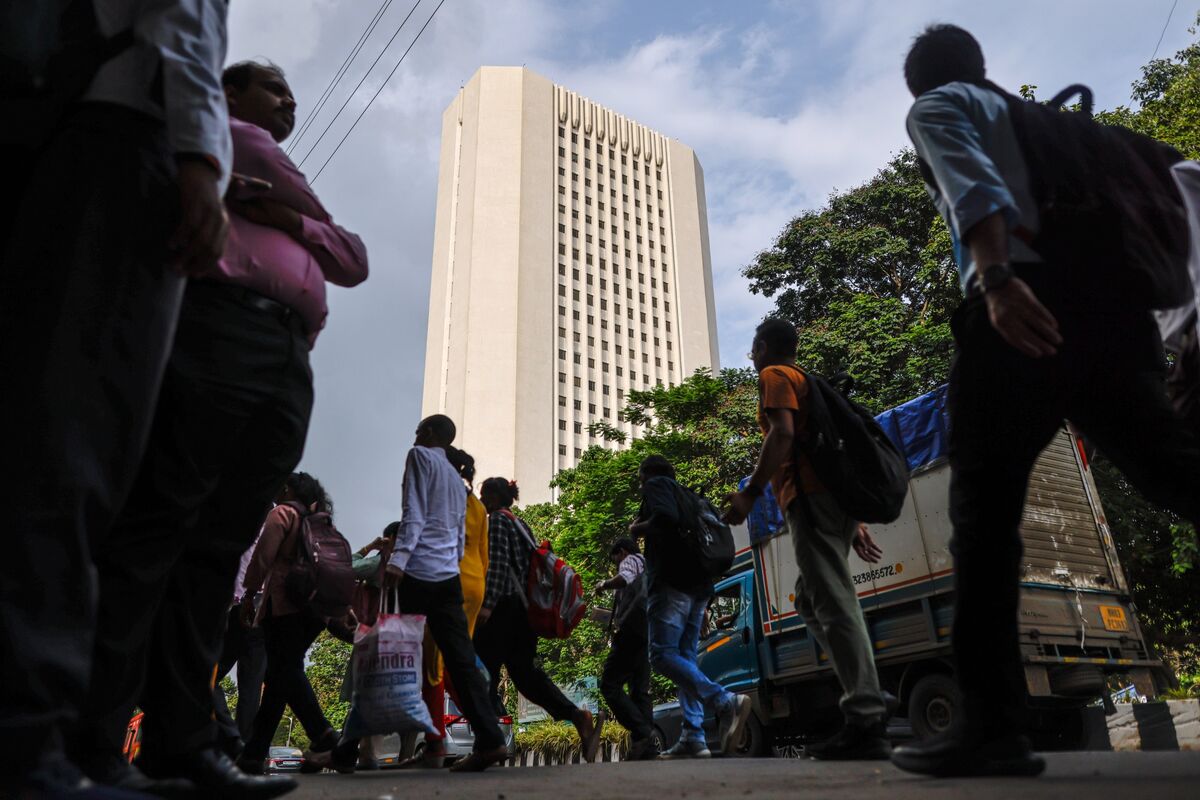 India’s Record Diaspora Inflows Swamp Banks, Test RBI Tools