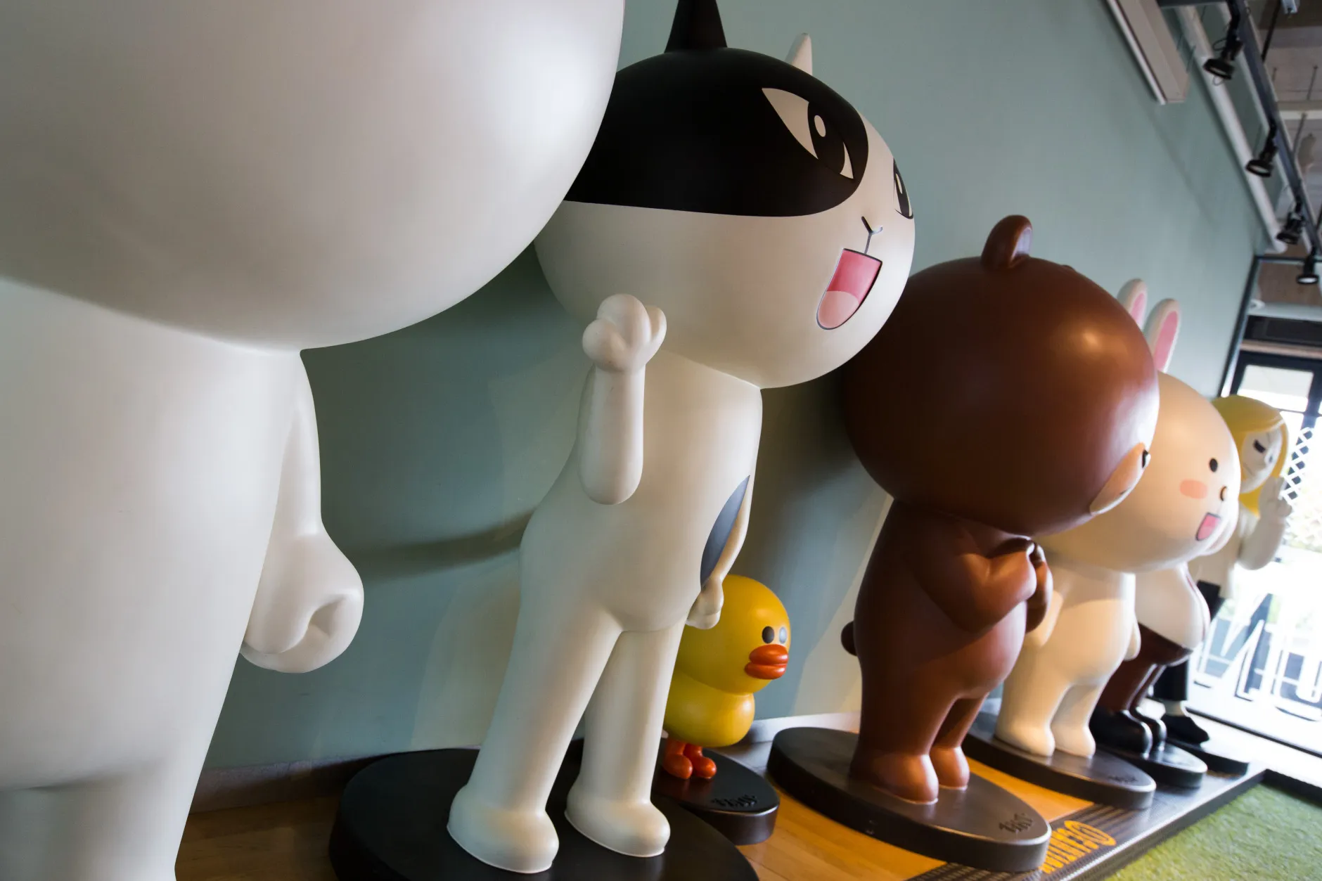 ＬＩＮＥ、ビットコインなど仮想通貨での決済導入で協議－関係者 - Bloomberg