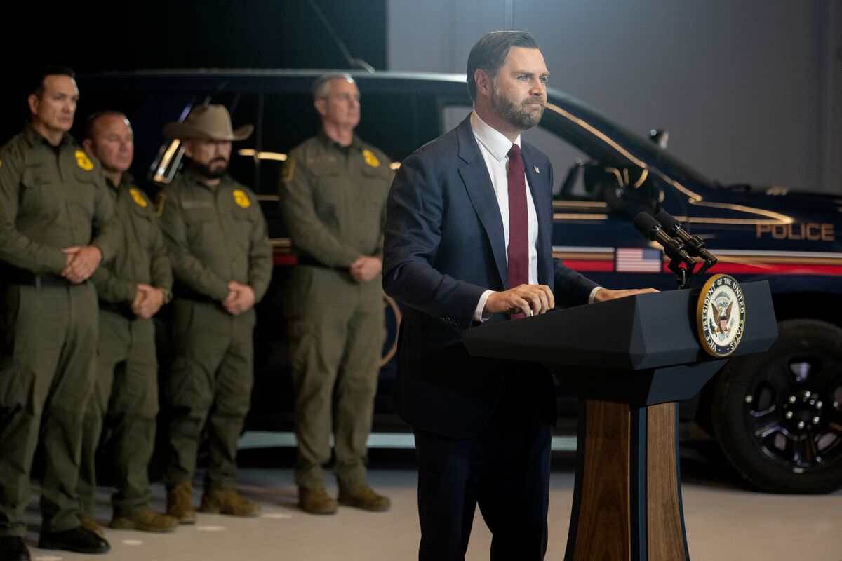 
                            Vance Nods at ICE Errors, Blames Minnesota Leaders for Chaos