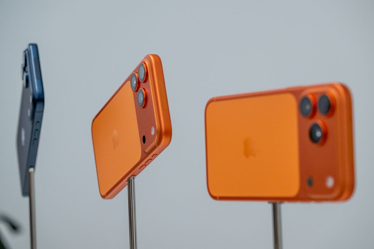 Apple Starts Getting Customers Used to the Idea of $2,000 iPhones