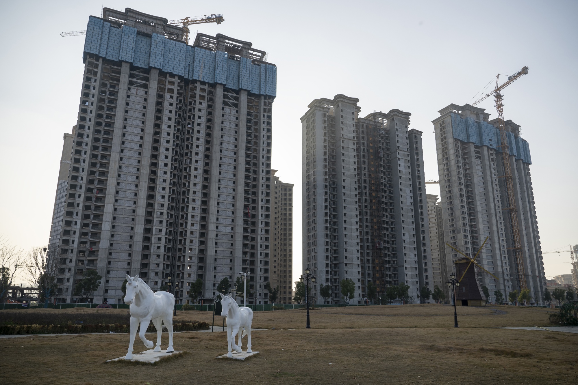 中国恒大に建物解体命令との報道、不動産会社の株価指数が下落 中国恒大に建物解体命令との報道、不動産会社の株価指数が下落