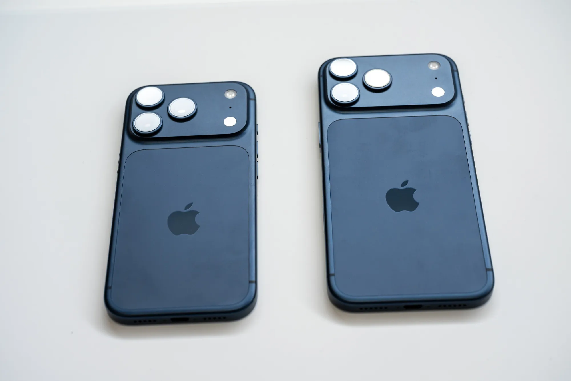 アップル、iPhone17シリーズの販売開始－デザイン刷新で需要喚起狙う 