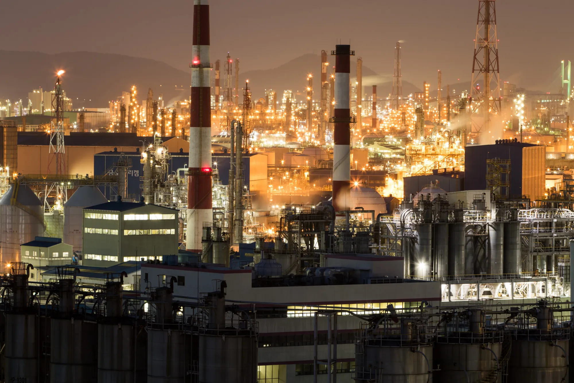 South Korean Chemical Giant LG Chem Sells Record ESG Bond - Bloomberg