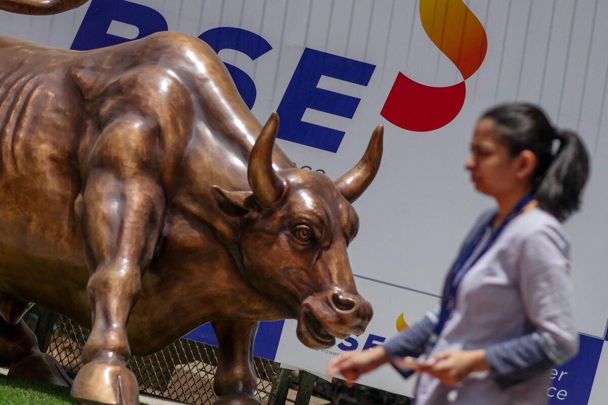 
                            Global Funds Beat Local Buyers of Indian Stocks After 17 Months