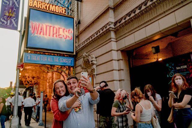 People taking selfies infront of the Barrymoore Theatre before the Waitress show