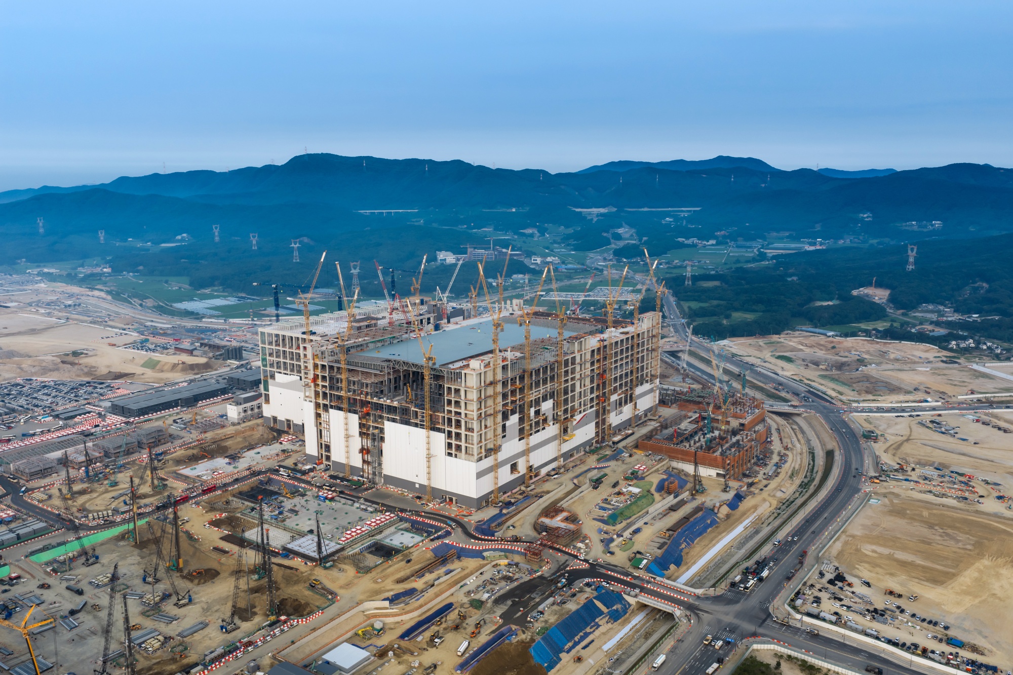 Th SK Hynix Inc. semiconductor plant under construction in Yongin, South Korea, on Tuesday, June 30, 2026. South Korean firms including Samsung and SK Hynix will spend at least 1,350 trillion won ($880 billion) on chips and data centers as the country seeks to maintain its edge in the AI era.