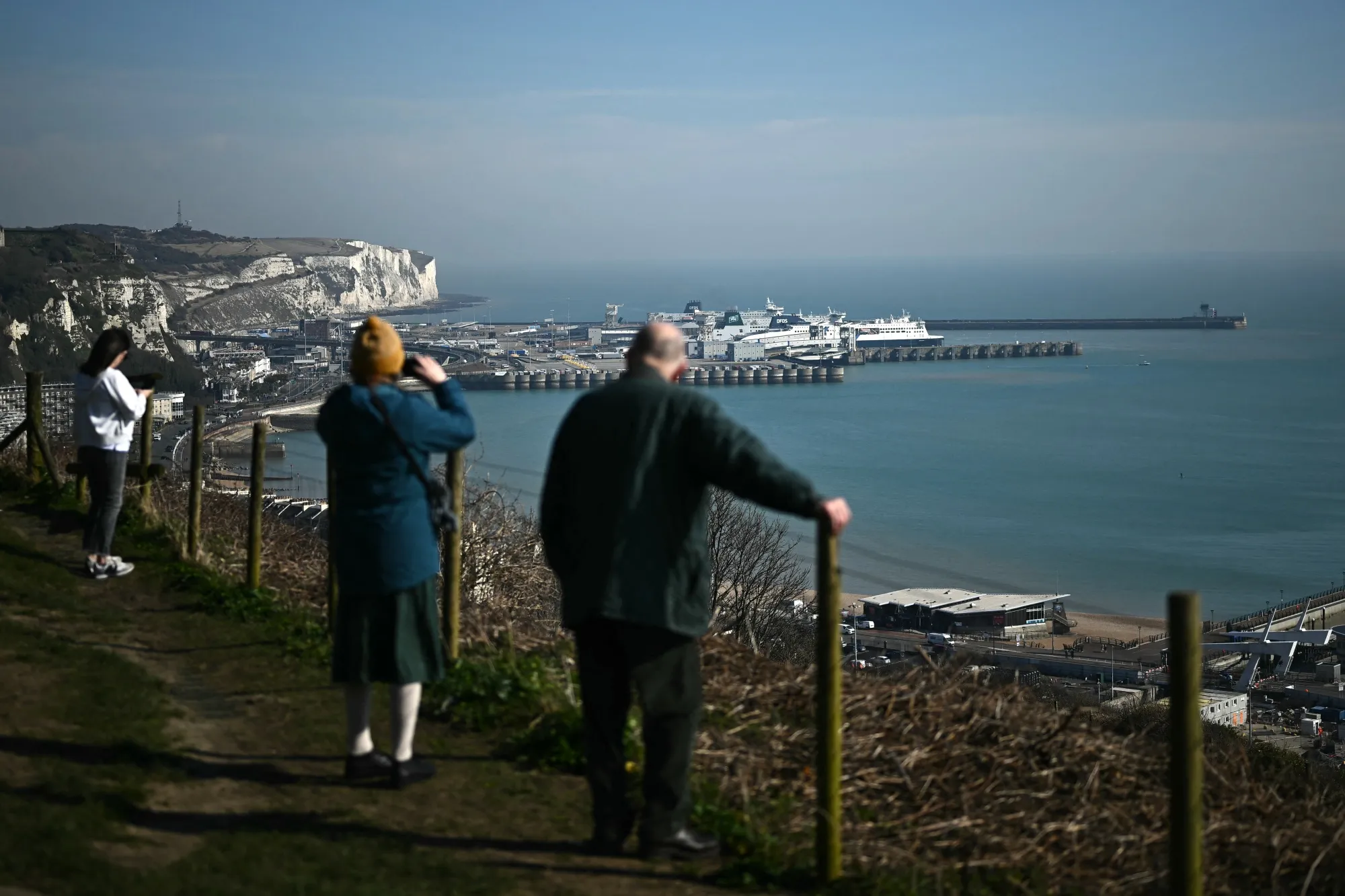 Britannia tolls the waves.