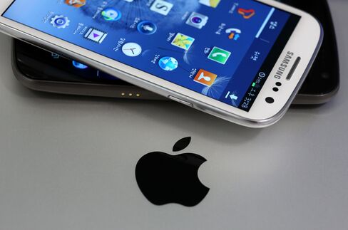 Apple Turns Tables Seeking Samsung Phone Ban After U.S. Reprieve