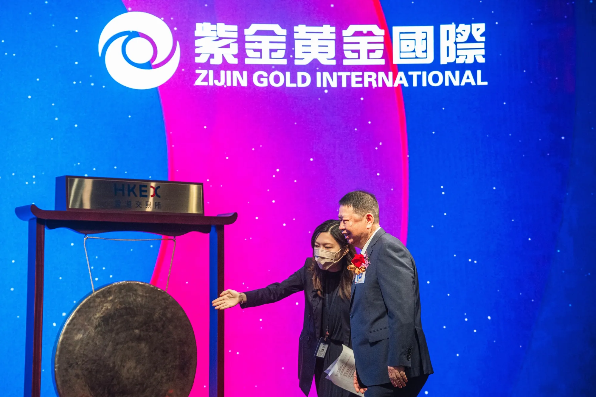 Chen Jinghe, chairman of Zijin Mining Group Co., right, attends the company's listing ceremony at the Hong Kong Stock Exchange on Sept. 30.