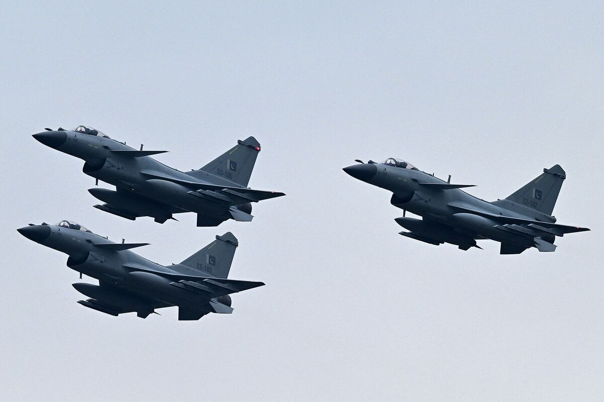 Pakistan President Visits Chinese Jet Maker as Defense Ties Grow