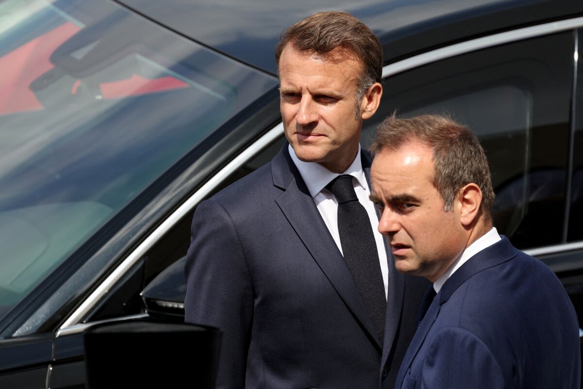 Macron Searches for New Premier to Lead Likely Shift to the Left