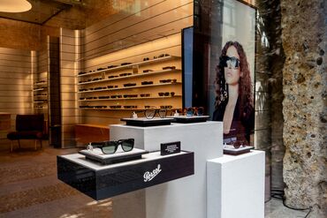 Luxottica Group SA Stores Ahead of Earnings