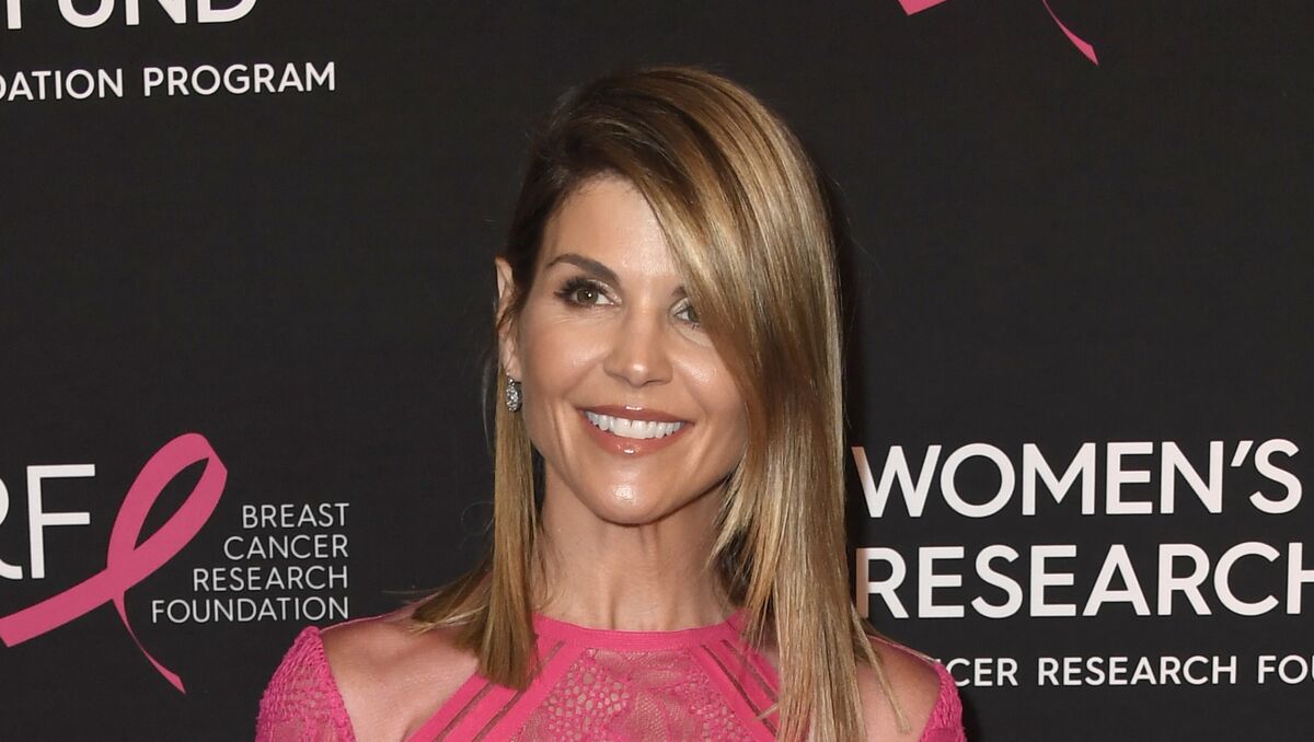 AP NewsAlert: FBI Says Actress Lori Loughlin Has Been Taken Into Custody in  Connection With Nationwide College Bribery Scheme - Bloomberg