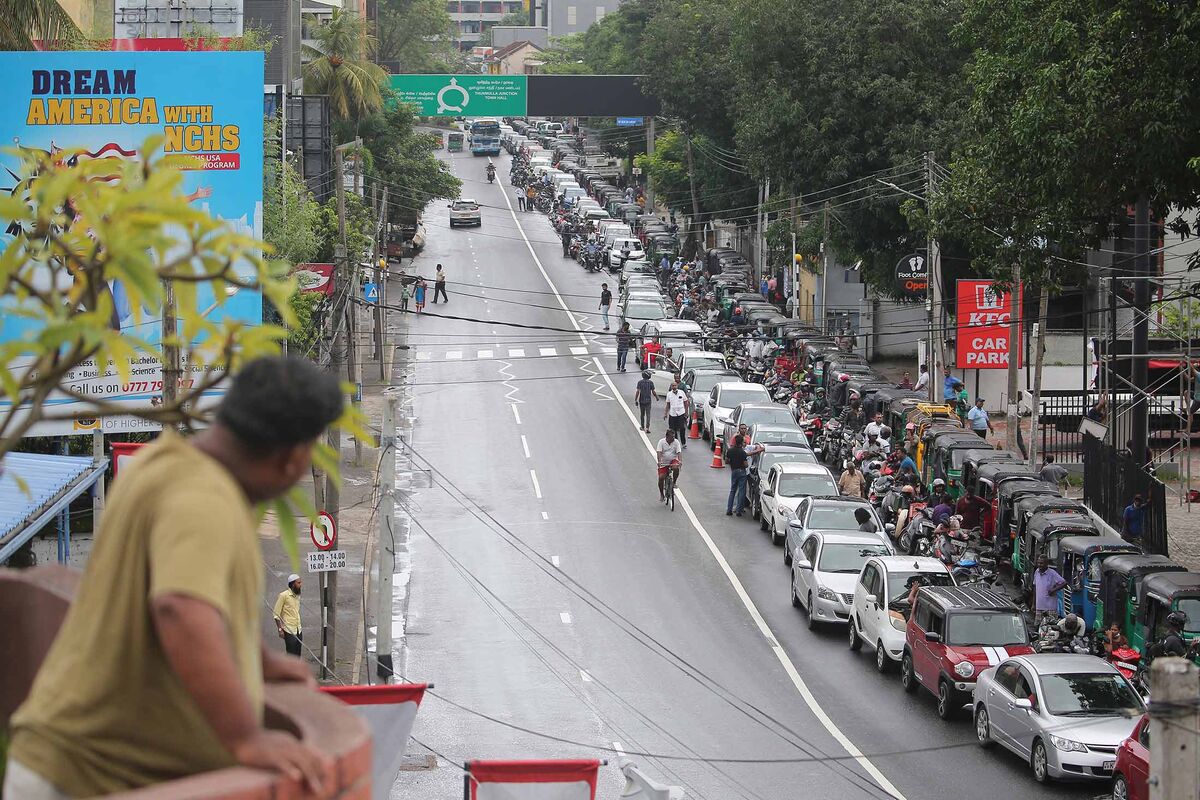 Sri Lanka Fuel Shortages Mean Citizens Are Left Stranded Bloomberg