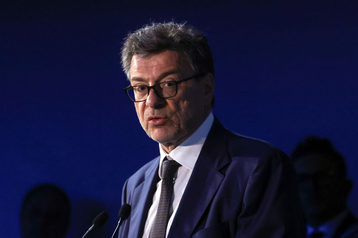 Meloni’s Budget Heads to Italian Cabinet Amid ‘Storm Clouds’