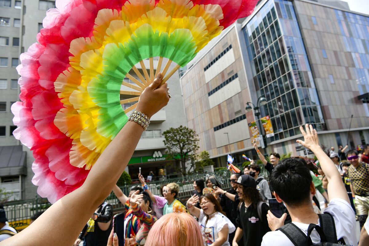 🟪"Tokyo Pride: Un Capo Bancario Giapponese Promuove la Diversità in Contrasto con le Politiche di Trump"