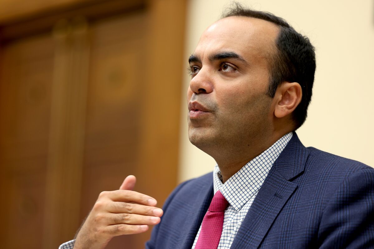 
                            Chopra Says States to Help Consumers as US Regulators ‘Shrug’