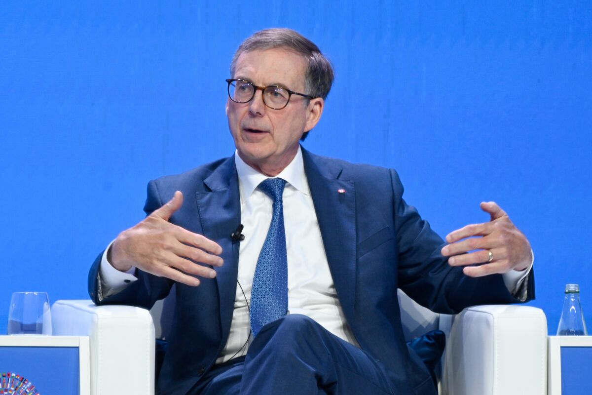 Bico de abastecimento diante da entrada de uma instituição monetária genérica ao entardecer.