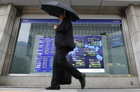 Asian Stocks Fall as Improving U.S. Data Stokes Fed Exit Concern
