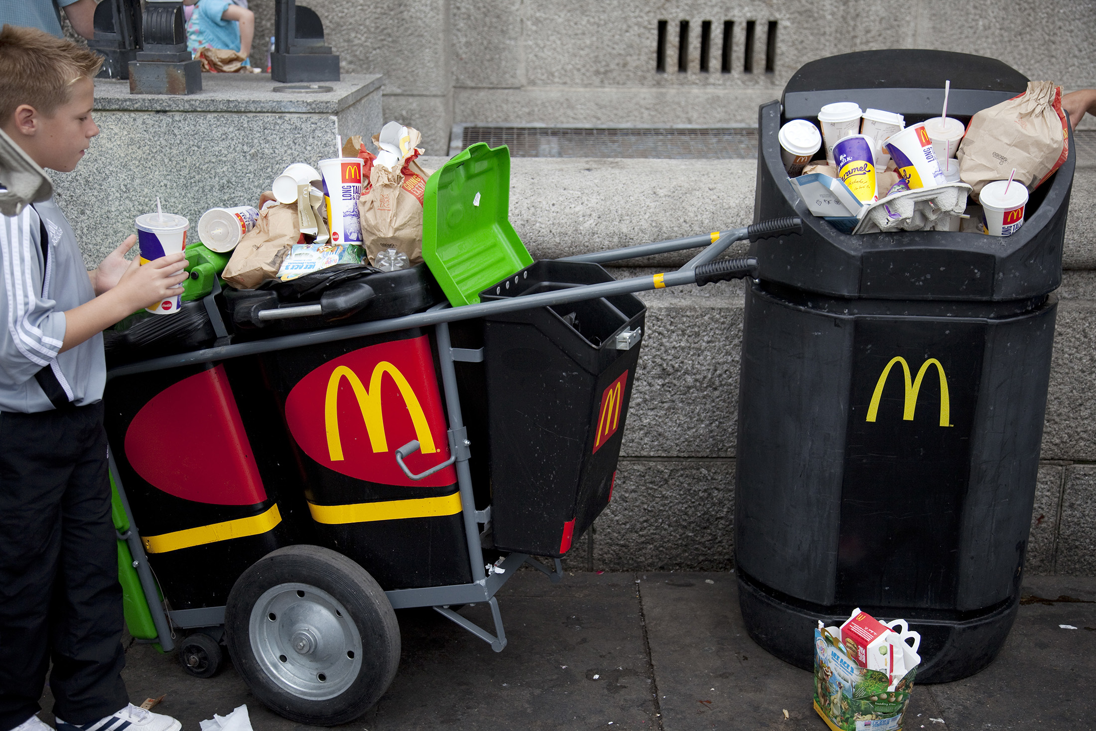 マクドナルド、欧州で紙のストロー導入へ－プラスチック廃棄物を削減