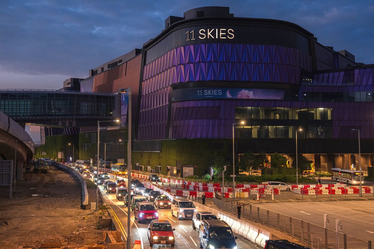 Hong Kong Lifeline Buys Cheng Family Time to Save New World
