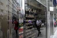 Peso Drops 30% as Macri Propels Argentina Into New Currency Era 