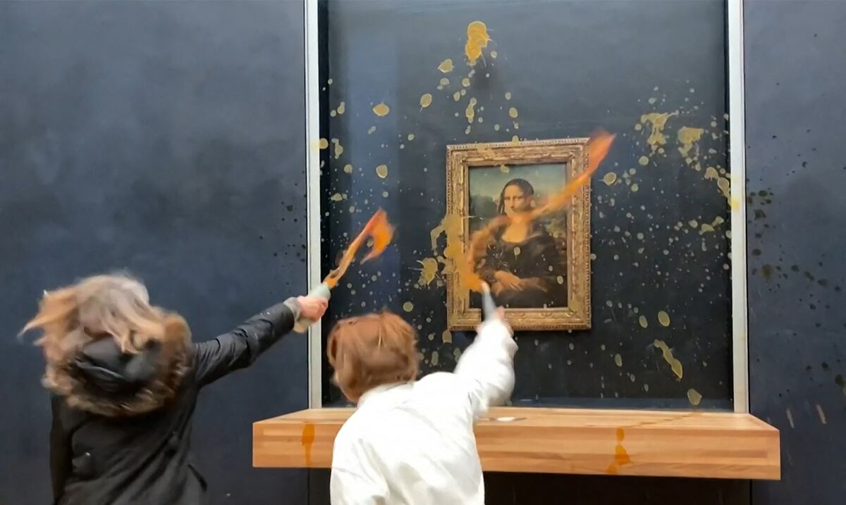 Mona Lisa Splattered With Soup by Food Protesters in Paris - Bloomberg