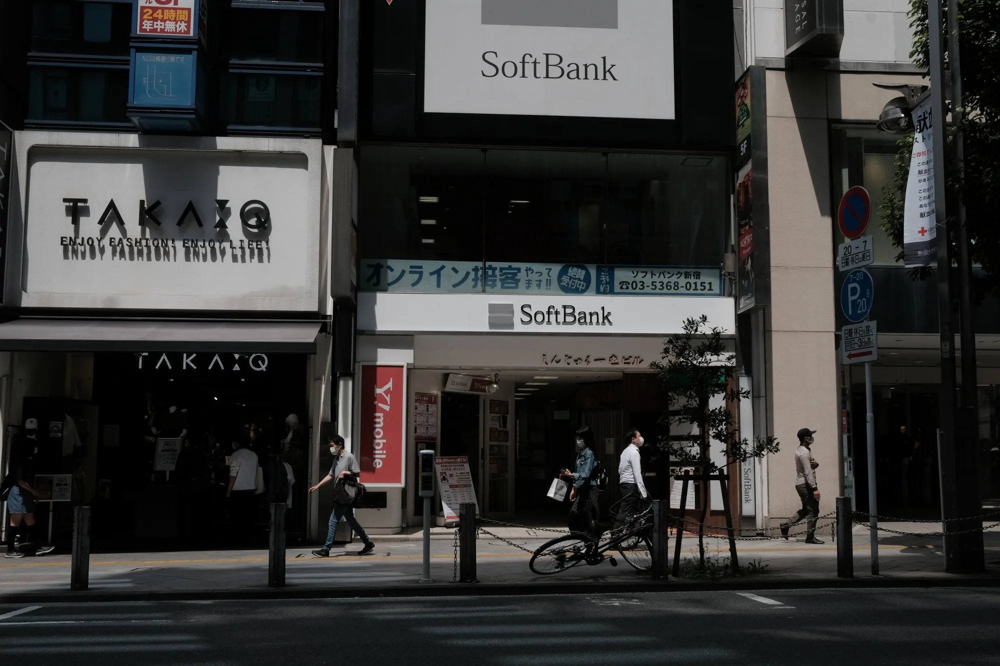 SoftBank Stores Ahead of Full-Year Results
