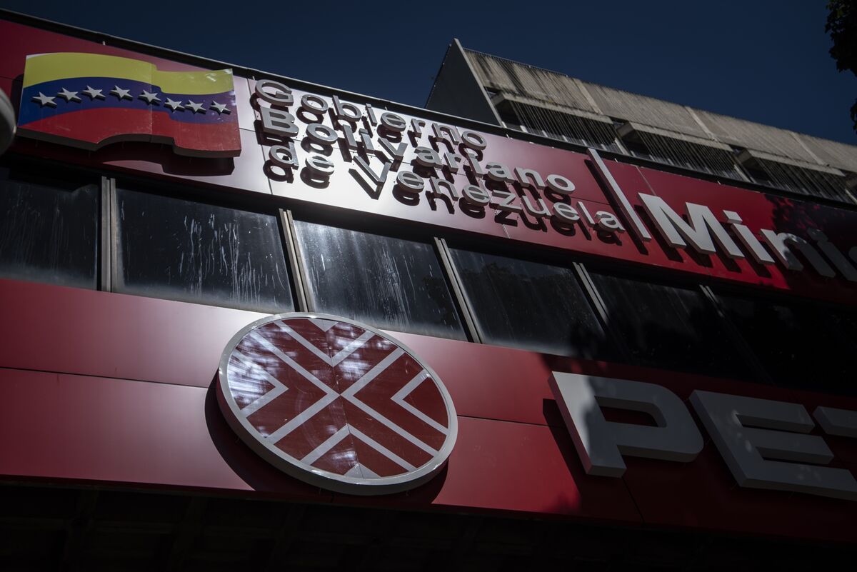 bloomberg.com - Patricia Garip - Venezuela Hires Law Firm to Help Negotiate Oil Production Deals