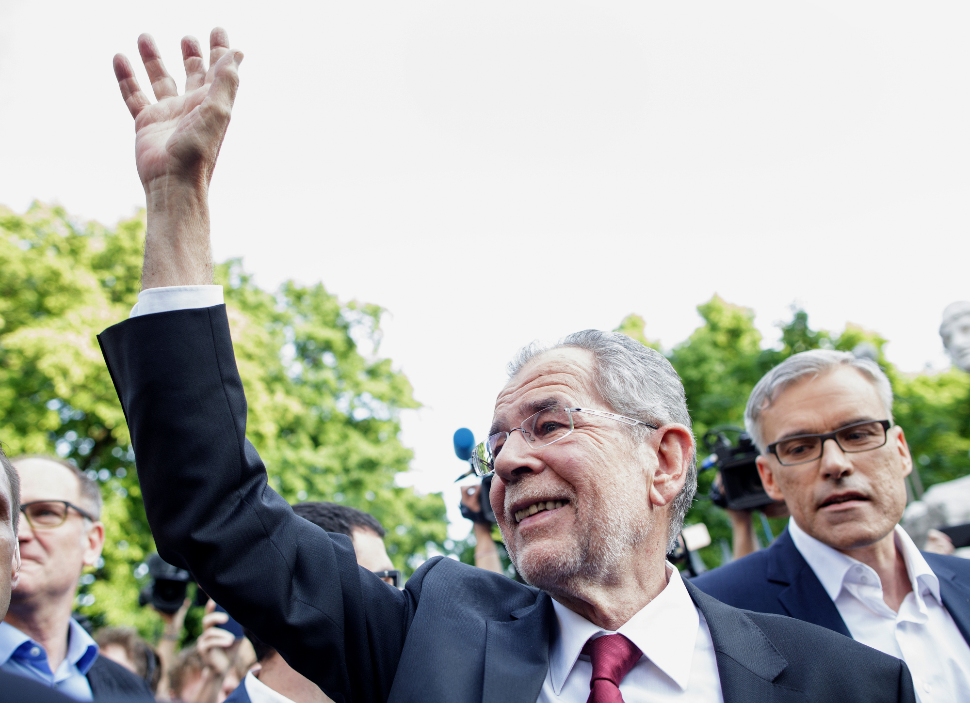 オーストリア大統領選 緑の党前党首が 反移民 候補に勝利 Bloomberg