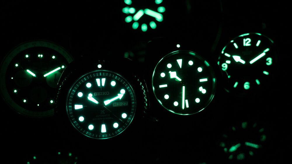 glow in the dark analog watch