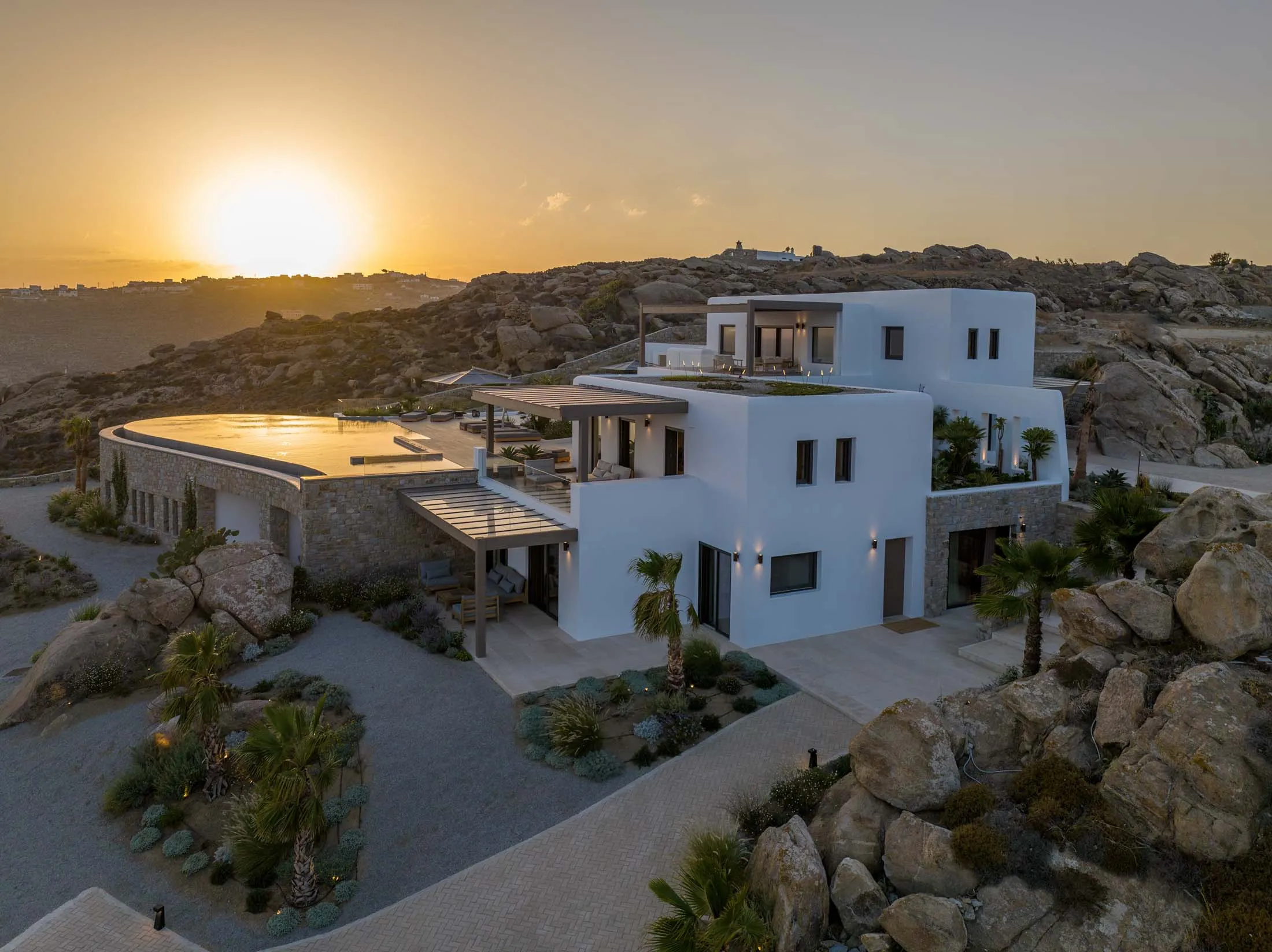 4 Greek Islands Vacation Villas for Sale on Mykonos, Hydra and Syros -  Bloomberg, image size:2200x1648