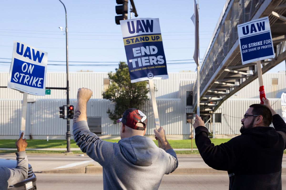 Ford-UAW Deal Contains Automotive-Purchasing Voucher, Upper 401(ok) Cost