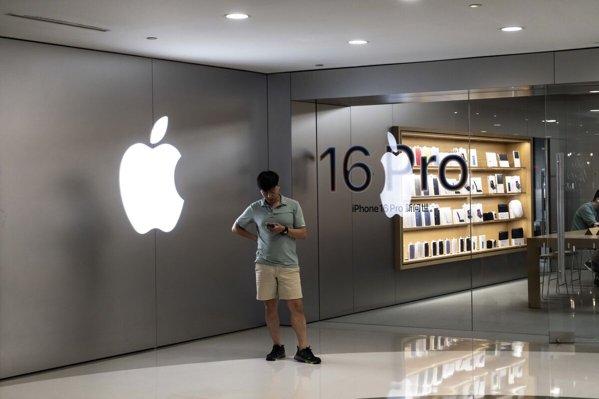 Apple’s China iPhone Sales Slumped Ahead of New Model’s Launch