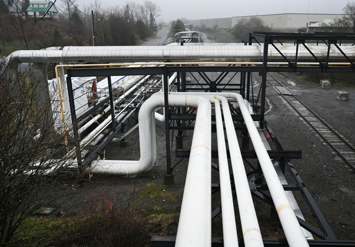 Oil Edges Higher as Traders Weigh Outlook for Iran Nuclear Deal