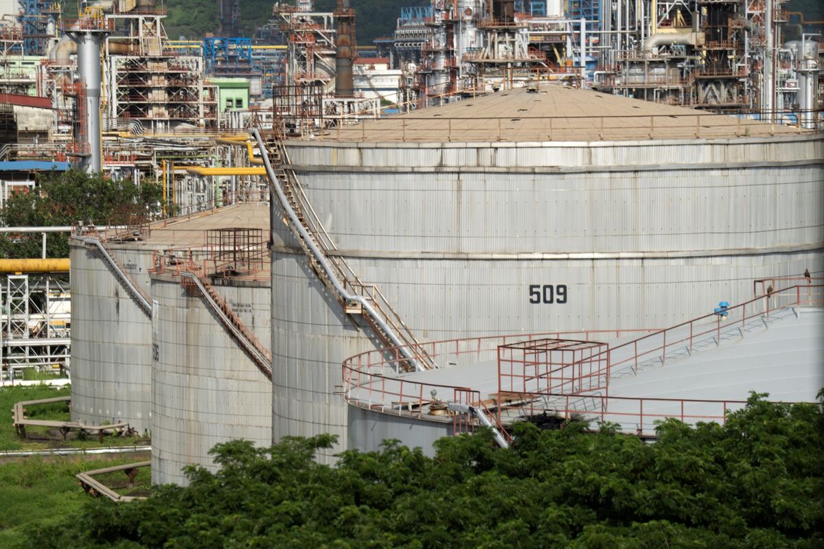 Oil Holds Three-Day Gain With Focus on Russian Supply Risks