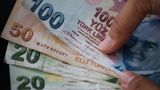 Turkish Lira Erases Central-Bank-Fueled Gain as Minister Resigns