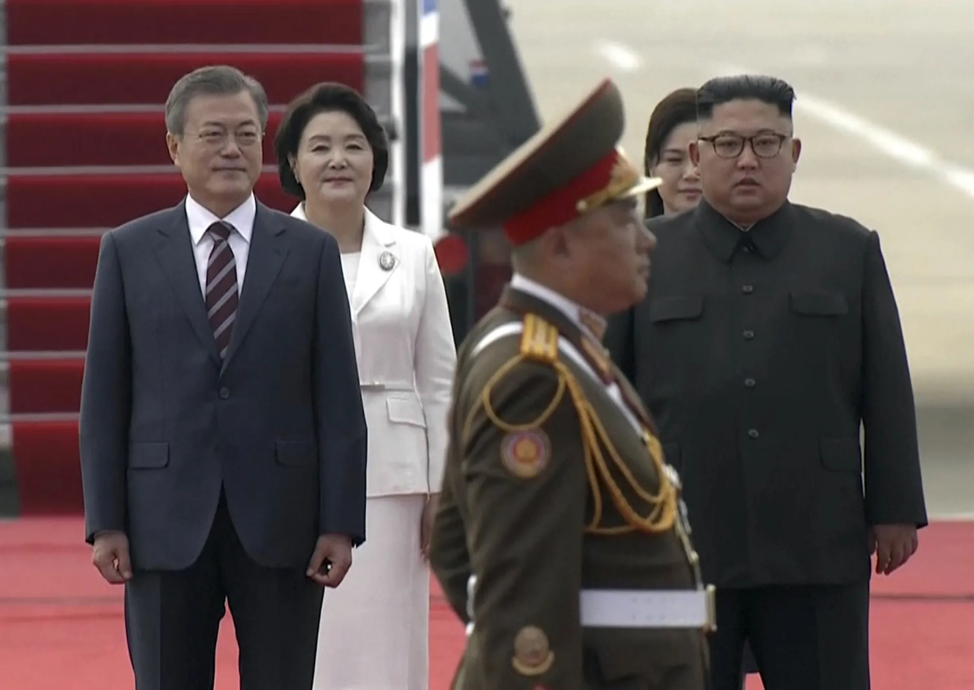 韓国の文大統領が平壌到着、首脳会談で核問題の打開目指す - Bloomberg