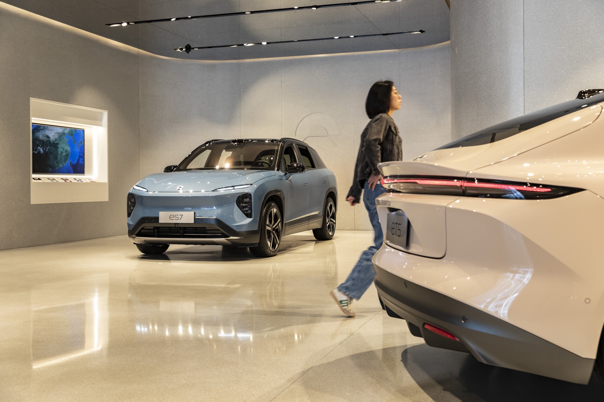 A Nio Inc. ES7 electric sports utility vehicle, left, and a Nio ET5 electric sedan at a dealership in Shanghai, China.